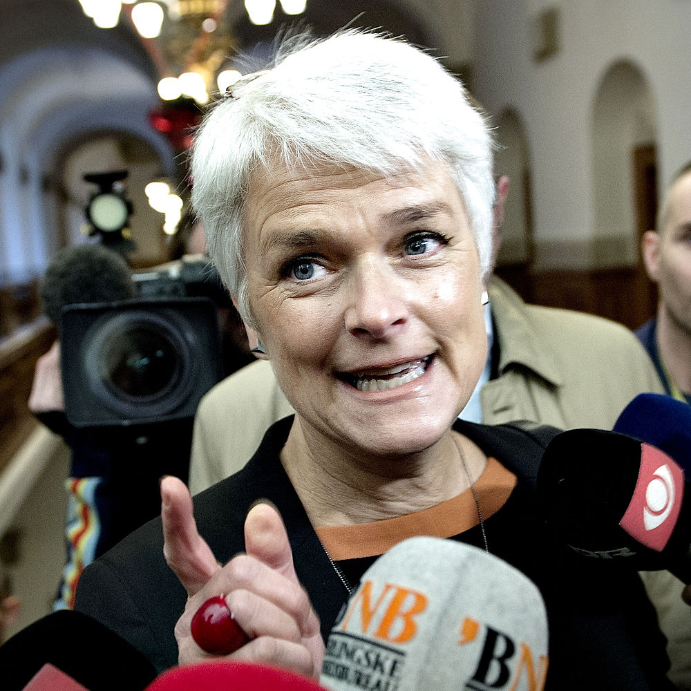 ARKIVFOTO. Beskyldningerne fyger fortsat ind over SF's formand, socialminister Annette Vilhelmsen, i sagen om Huset Zornig, som ministeren lovede en million kroner til et projekt for socialt udsatte. Det skriver Jyllands-Posten. (se Ritzau historie 120003) Annette Vilhelmsen til SF Gruppemøde inden samrådet